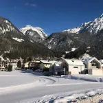 Hébergement de vacances Modern Alpine Penthouse With Lake View