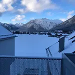 Hébergement de vacances Modern Alpine Penthouse With Lake View